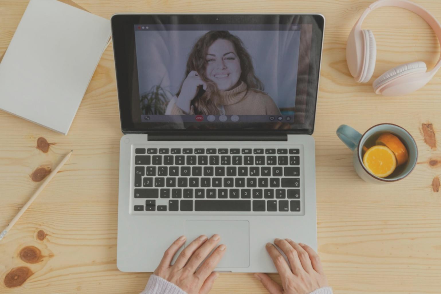 Séance de travail collaborative sur la planification financière d'une startup